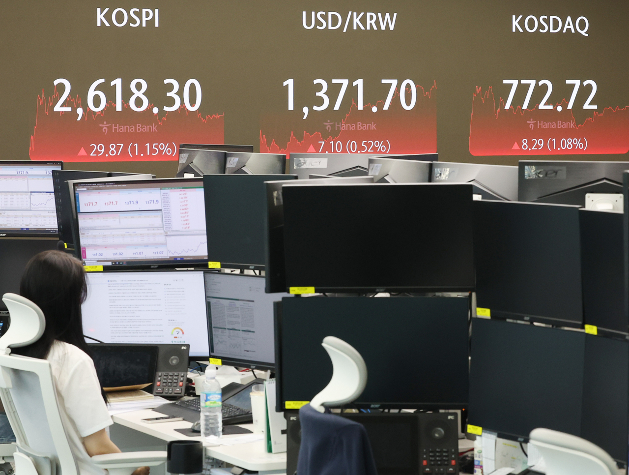 Seoul shares spike over 1% on eased US recession woes