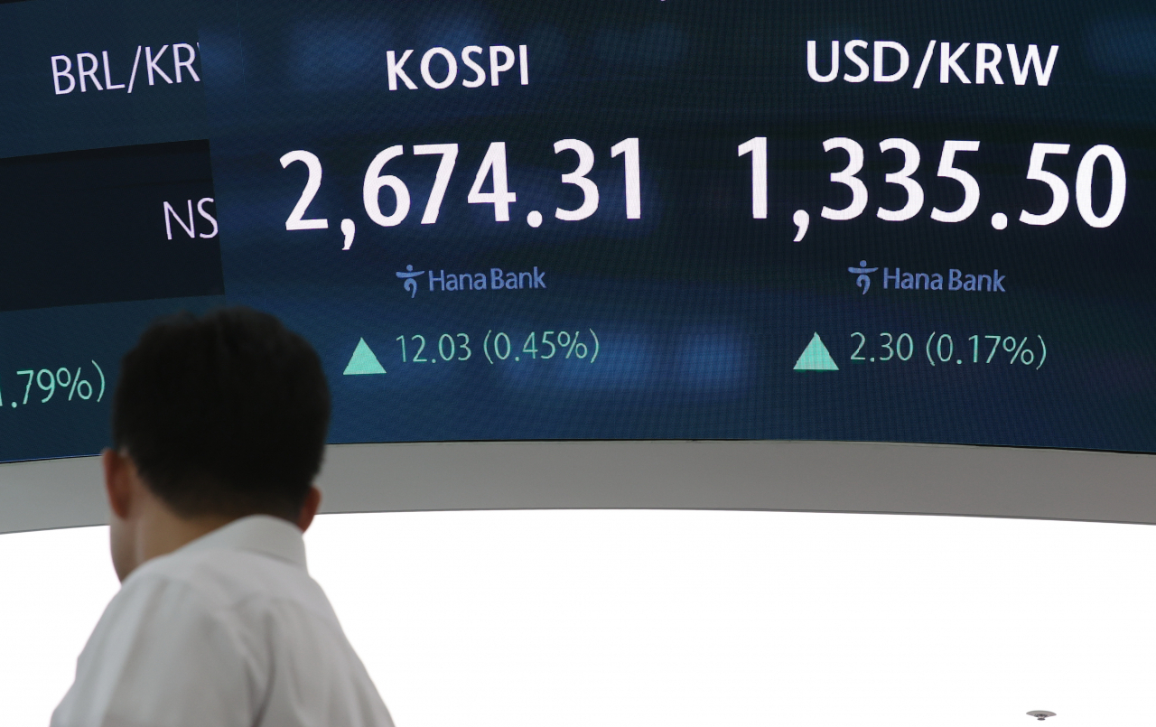 Seoul shares close higher on bargain hunting