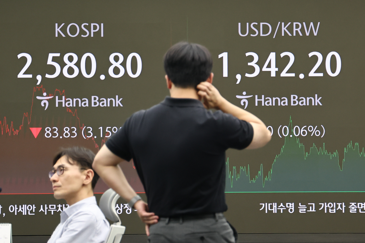 Seoul shares fall over 3% on concerns of economic slowdown