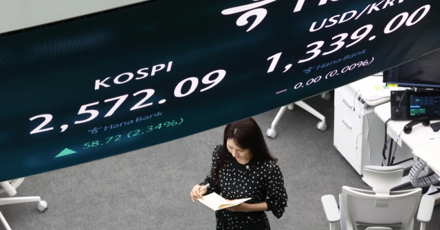 Electronic board at a dealing room of the Hana Bank headquarters in Seoul shows the Kospi closing at 2,572.09 on Thursday, up 58.72 points or 2.34 percent from the previous trading day. (Yonhap)