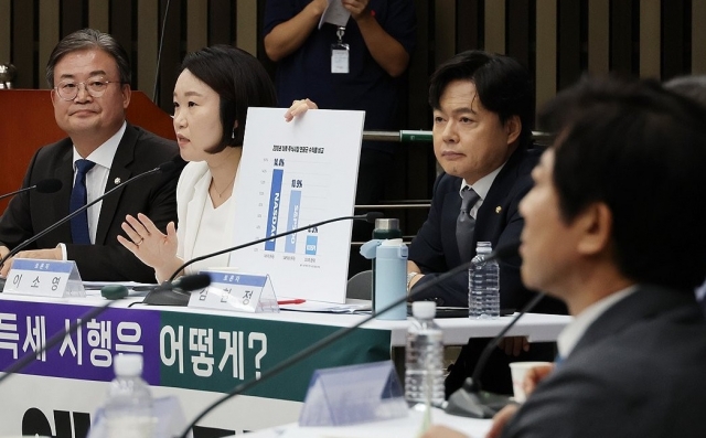 Democratic Party of Korea lawmakers participate in an intra-party debate on the adoption of the financial investment income tax, at the National Assembly in western Seoul last month. (Yonhap)