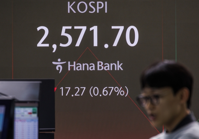 An electronic board showing the Korea Composite Stock Price Index at a dealing room of the Hana Bank headquarters in Seoul on Tuesday. (Yonhap)